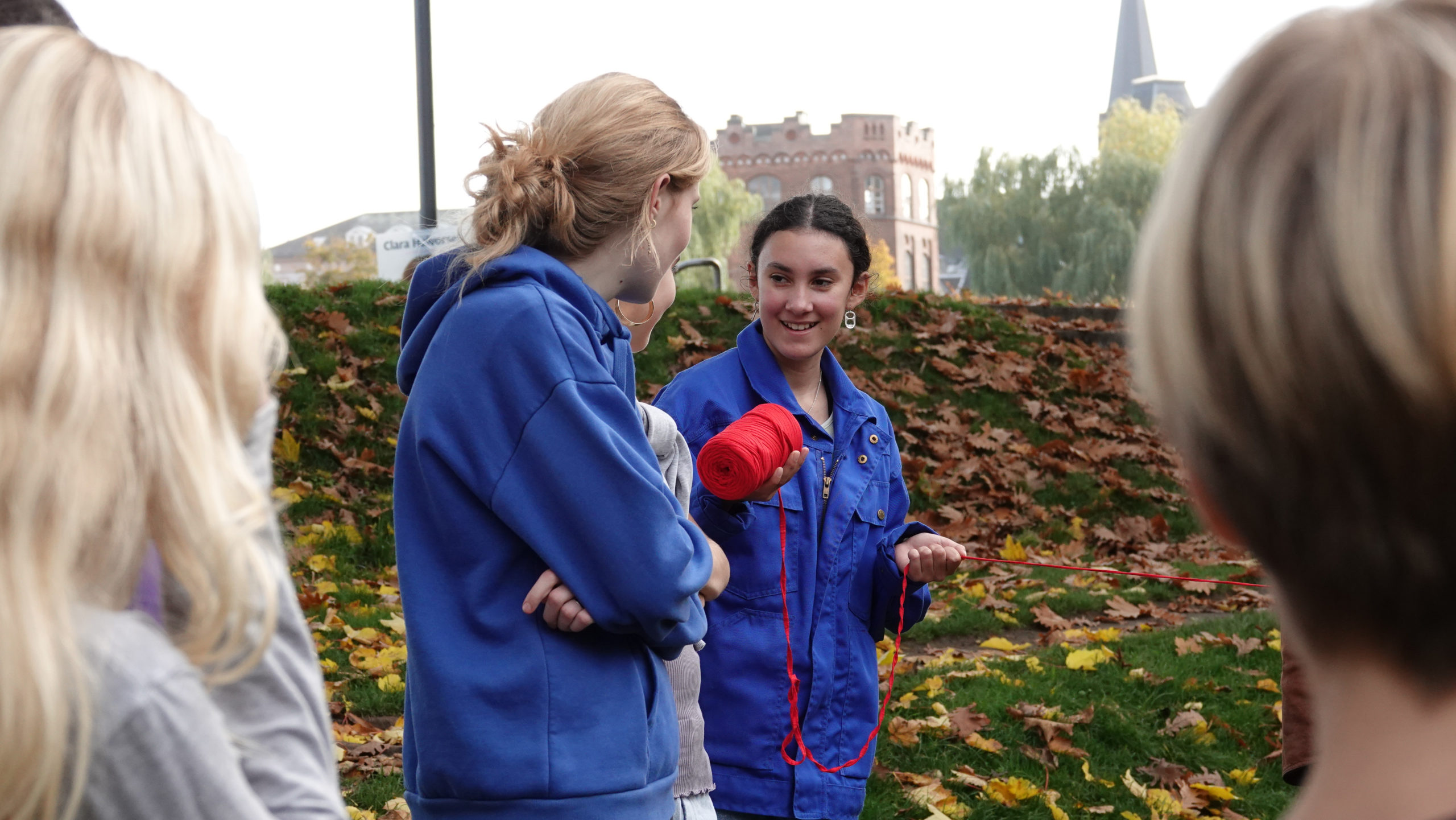 Tre piger med et garnnøgle