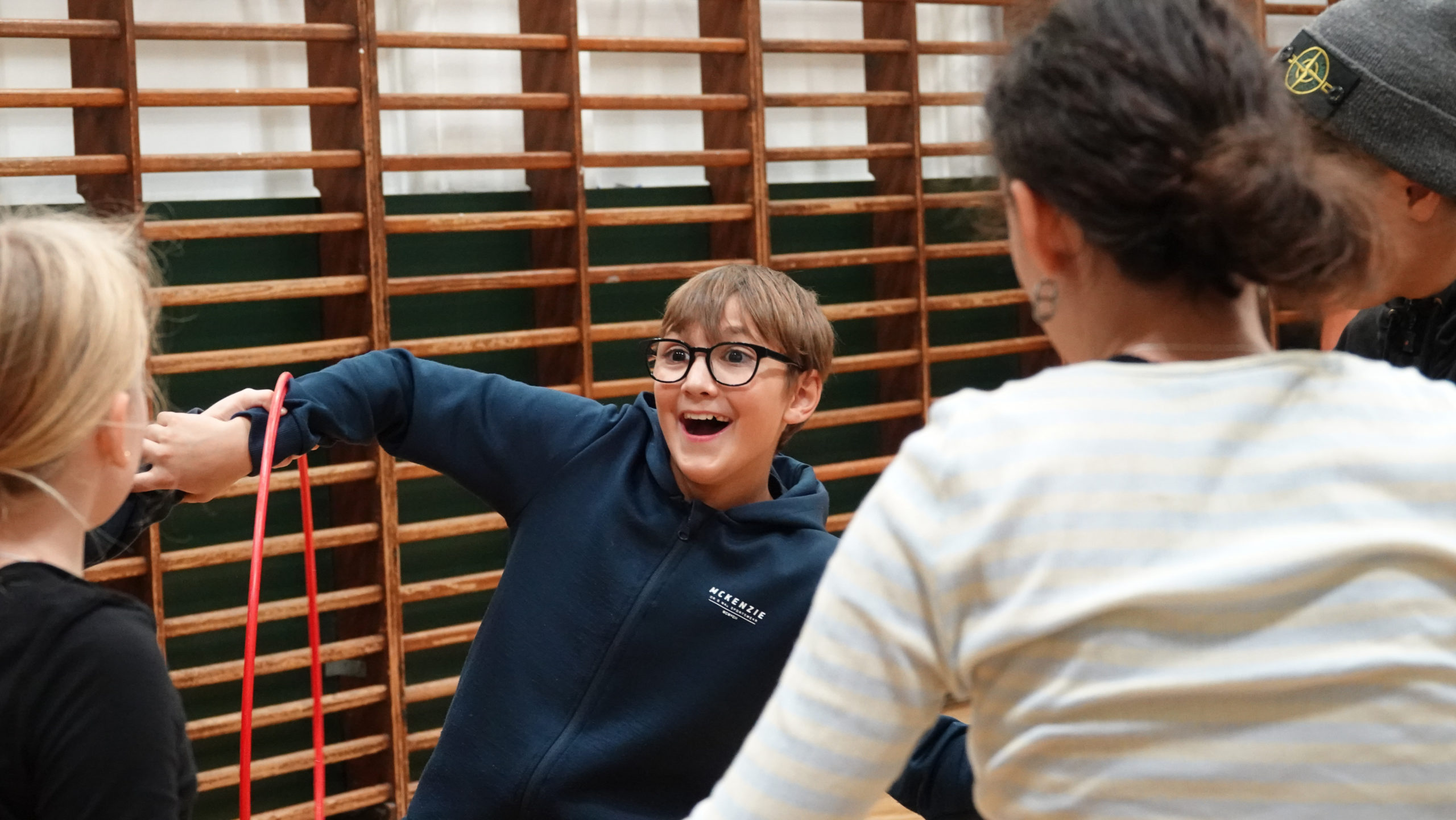 Elever bruger hullahopringe i gymnastiksal