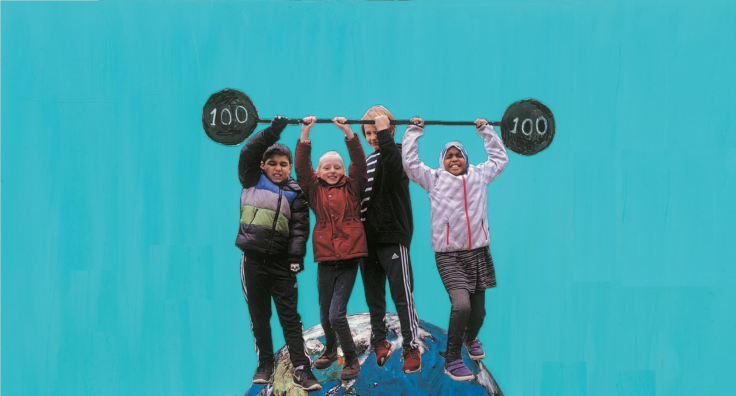 Fire børn der holder en fiktiv vægtstang